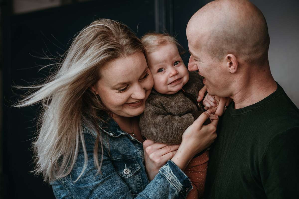 Portret van een gezin tijdens een familieshoot in Apeldoorn.